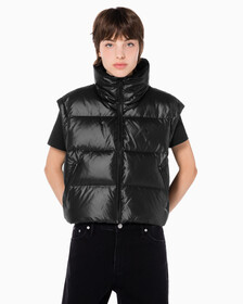 Buy 여성 글로시 디터쳐블 크롭 다운 푸퍼 in color CK BLACK