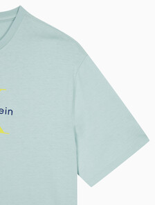 Buy 남성 레귤러핏 히어로 모노그램 로고 반팔 티셔츠 in color HARBOR GRAY