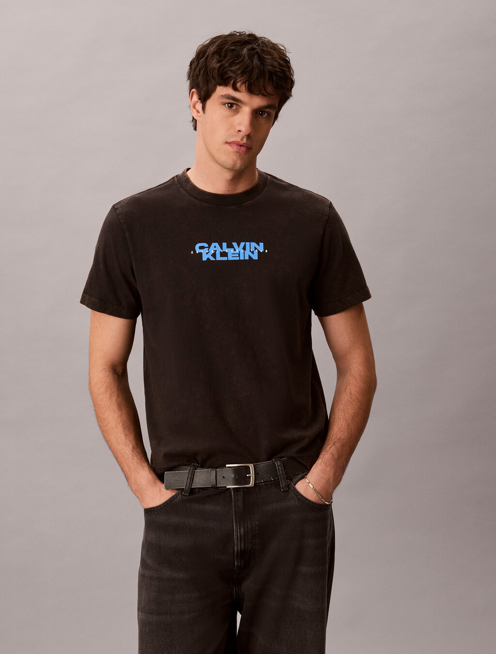 Buy 워시드 스파인 그래픽 티 in color BLACK