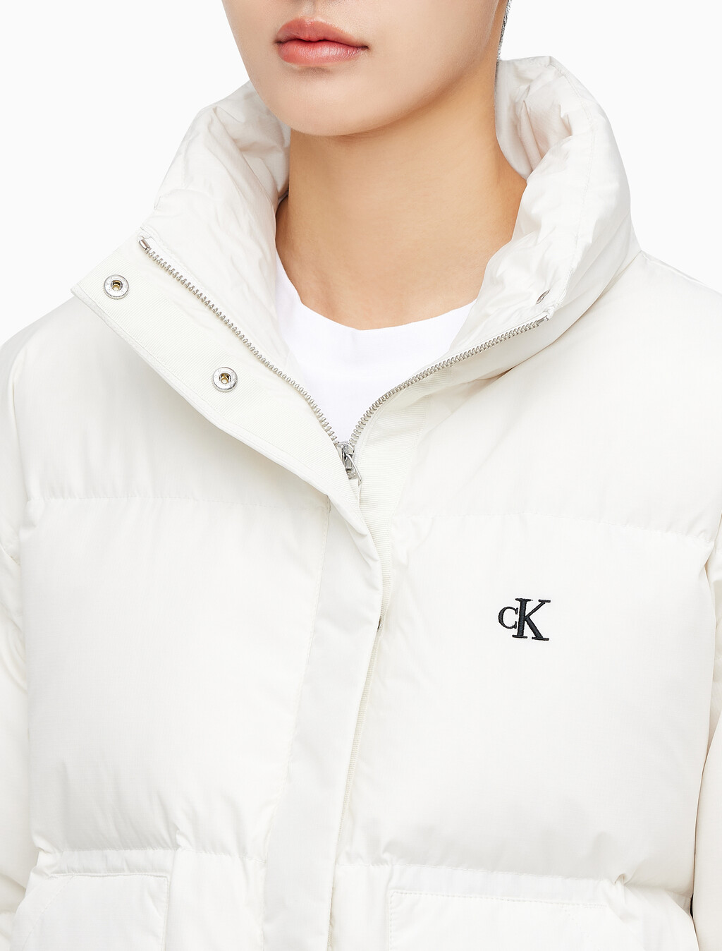 Buy 여성 숏 렝스 스탠드 카라 푸퍼 다운 재킷 in color WHITE