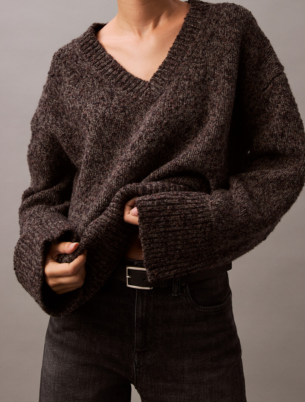 Buy 여성 텍스처드 멜란지 울 브이넥 스웨터 in color BROWN