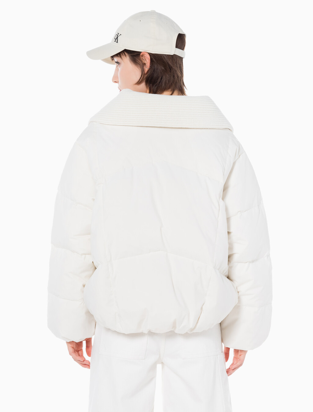 Buy 여성 숏다운 와이드넥 푸퍼 in color WHITE