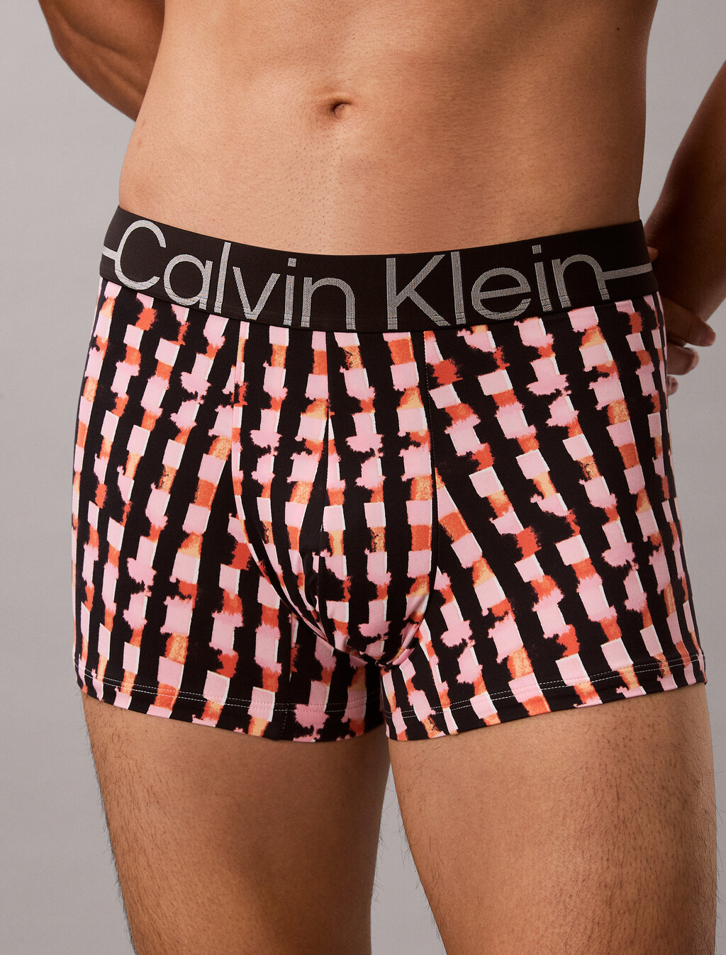 Buy 남성 뉴 사인 로고 로우 라이즈 트렁크 in color Black Print