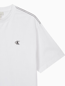Buy 남성 릴렉스핏 탑스티치 패치 로고 반팔 티셔츠 in color BRIGHT WHITE