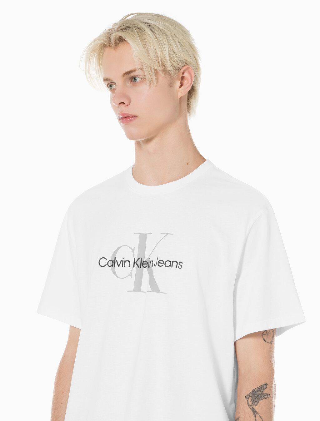 Buy 남성 레귤러핏 히어로 모노그램 로고 반팔 티셔츠 in color BRILLIANT WHITE