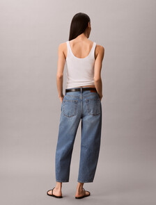 Buy 여성 크롭드 배럴 데님 in color Mid Blue