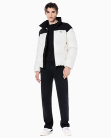 Buy 남녀공용 릴렉스 숏 블로킹 다운 푸퍼 in color WHITE
