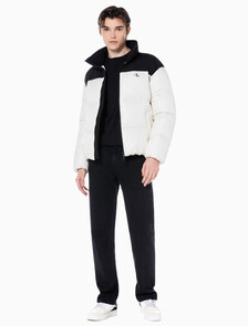 Buy 남녀공용 릴렉스 숏 블로킹 다운 푸퍼 in color WHITE