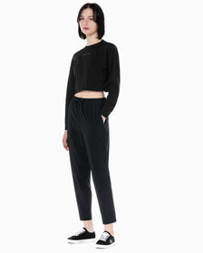 Buy 여성 레귤러 핏 에센셜 하이 스트레치 우븐 팬츠 in color BLACK