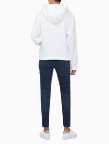 Buy 여성 릴렉스핏 CK 스몰 로고 기모 후디 in color BRILLIANT WHITE
