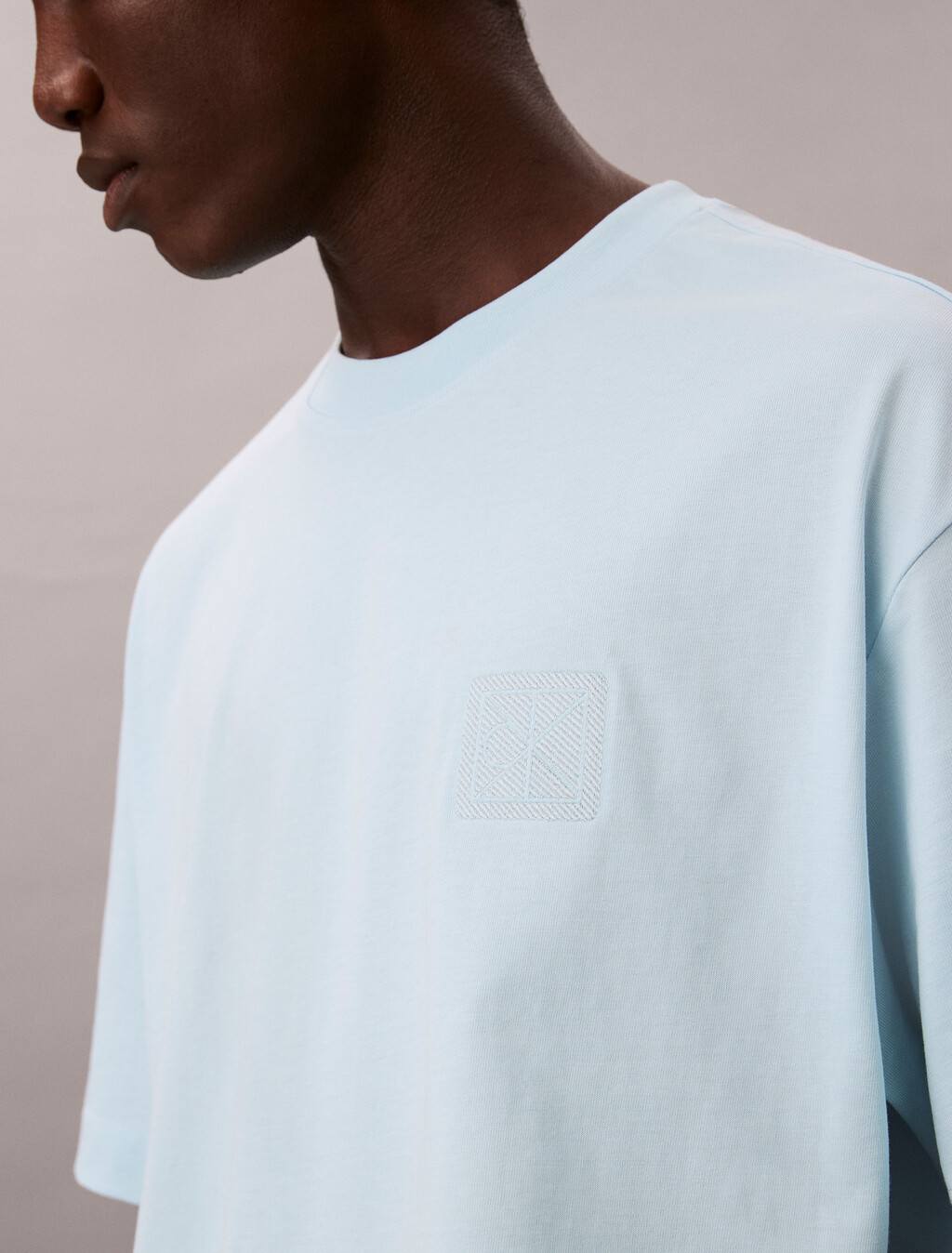 Buy 남성 릴렉스 핏 CK 엠블럼 패치 반팔 티셔츠 in color Sky Blue