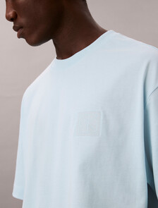 Buy 남성 릴렉스 핏 CK 엠블럼 패치 반팔 티셔츠 in color Sky Blue