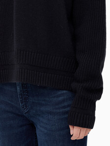 Buy 여성 케이블 인터레스트 브이넥 풀오버 울 스웨터 in color CK BLACK