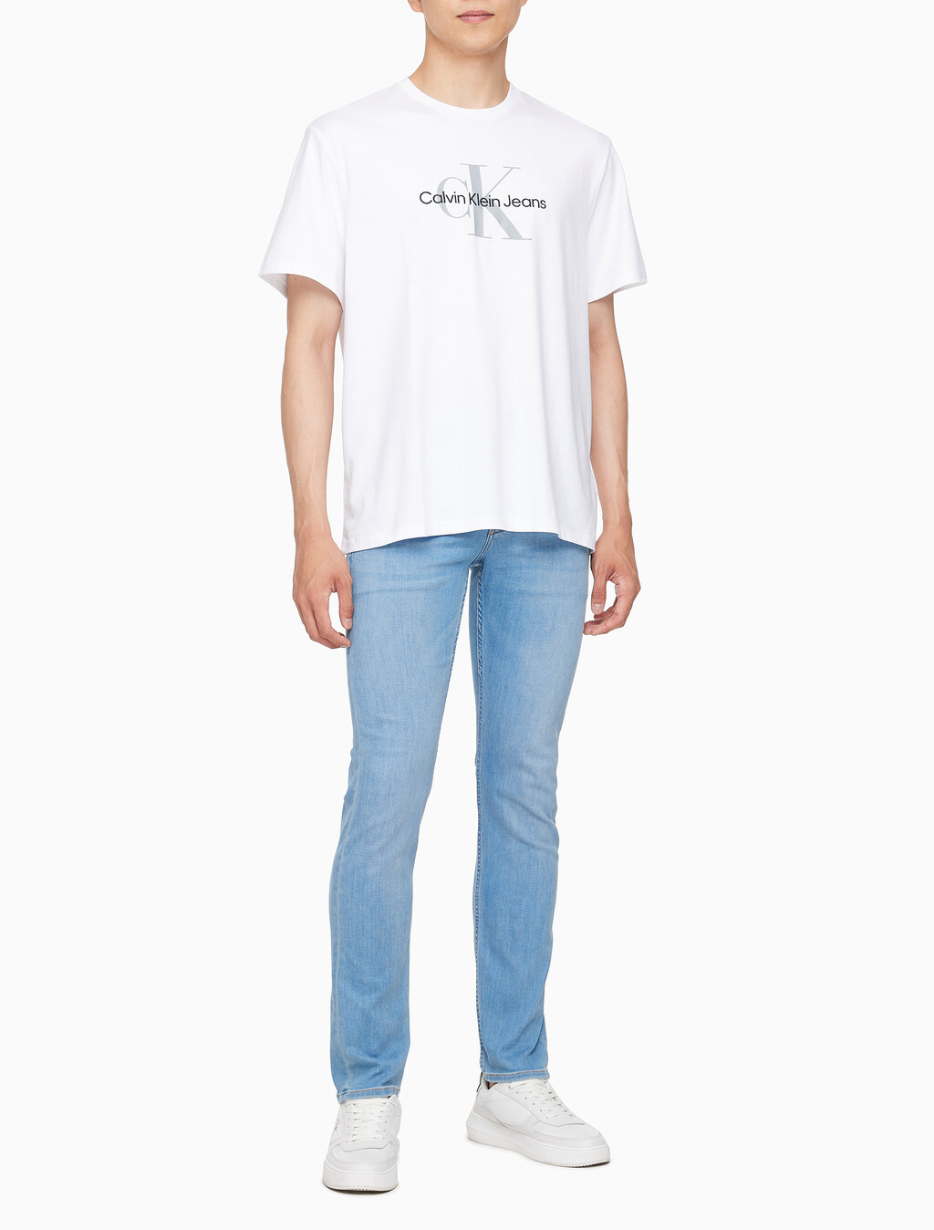Buy 남성 레귤러핏 히어로 모노그램 로고 반팔 티셔츠 in color BRILLIANT WHITE
