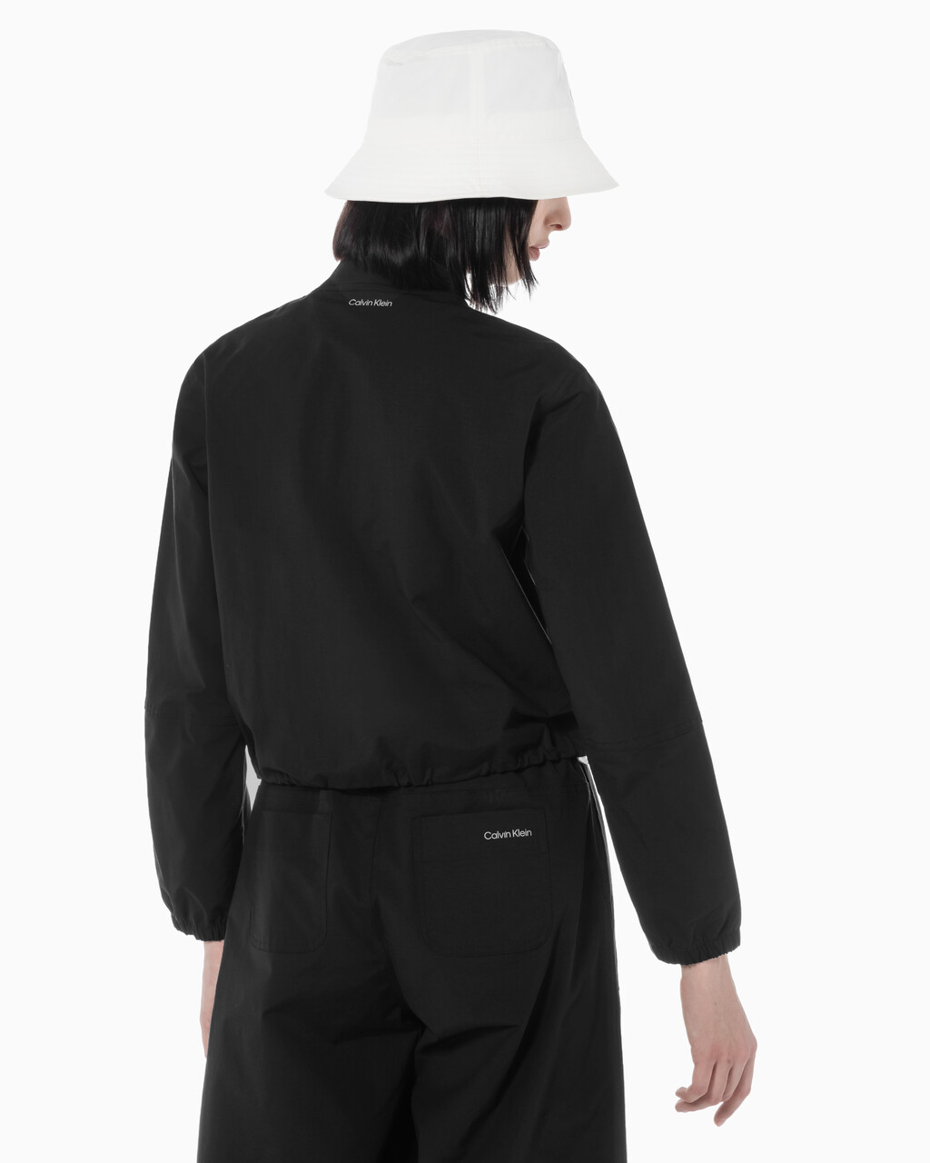 Buy 여성 CK 애슬레틱 레귤러 핏 기능성 반집업 아노락 in color BLACK