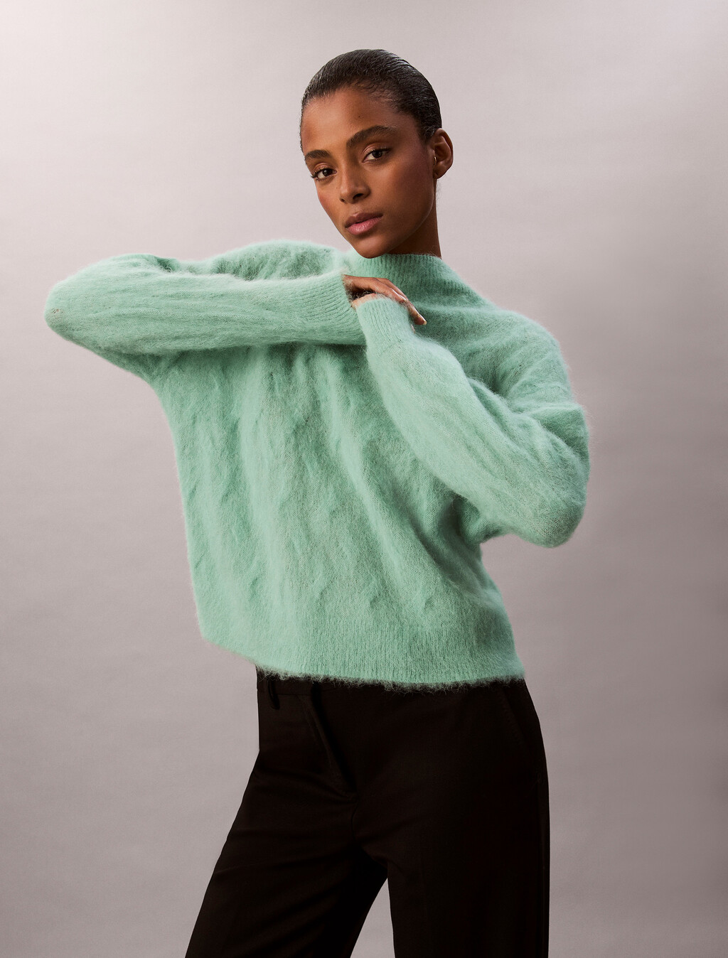 Buy 여성 L/S 브러시드 헤어리 AOP 스웨터 in color Pale sage