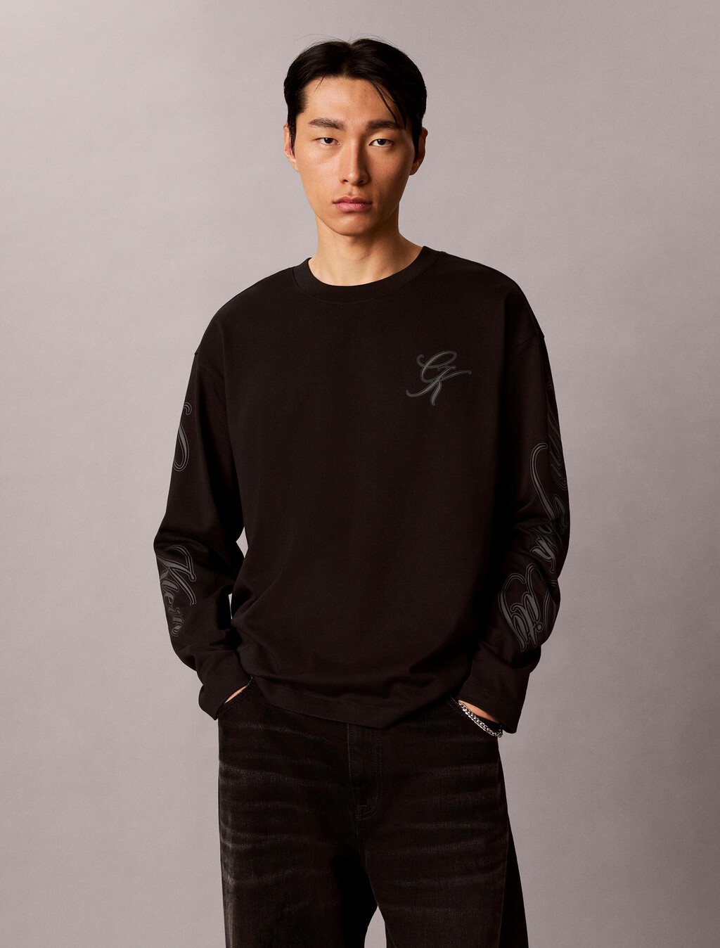 Buy 남성 릴렉스 시즌 그래픽 긴팔 티셔츠 in color BLACK