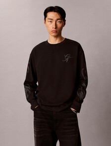 Buy 남성 릴렉스 시즌 그래픽 긴팔 티셔츠 in color BLACK