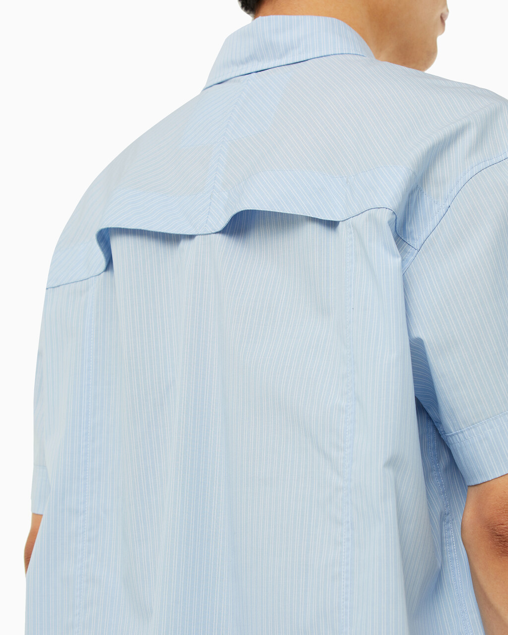 Buy 남성 릴렉스핏 패널 스트라이프 반팔 셔츠 in color SKY BLUE