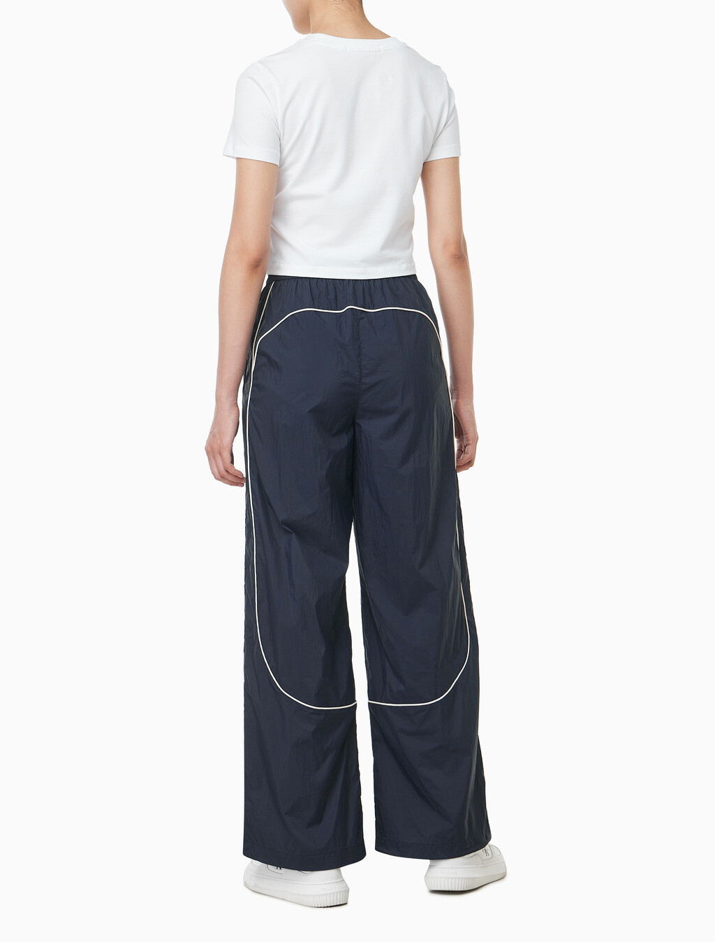 Buy 여성 크링클 나일론 조거 팬츠 in color Navy