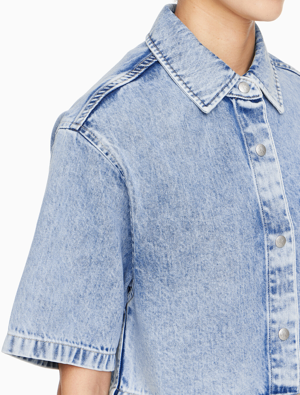 Buy 여성 반팔 데님 셔츠 in color CHALKY BLUE