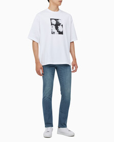 Buy 남성 숏슬리브 플라워 크루넥티 in color BRILLIANT WHITE