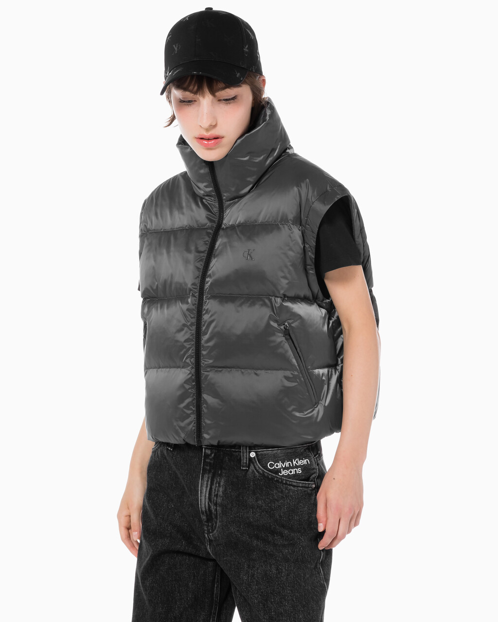 Buy 여성 투톤 글로시 디터쳐블 크롭 다운 in color GREY