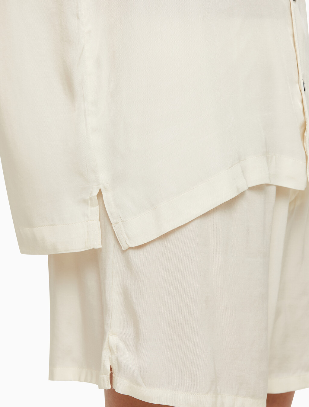 Buy 여성 퓨어쉰 숏 슬리브 탑 in color IVORY