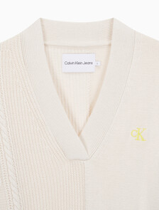 Buy 여성 케이블 인터레스트 브이넥 풀오버 울 스웨터 in color BLUR FLORAL_BLACK