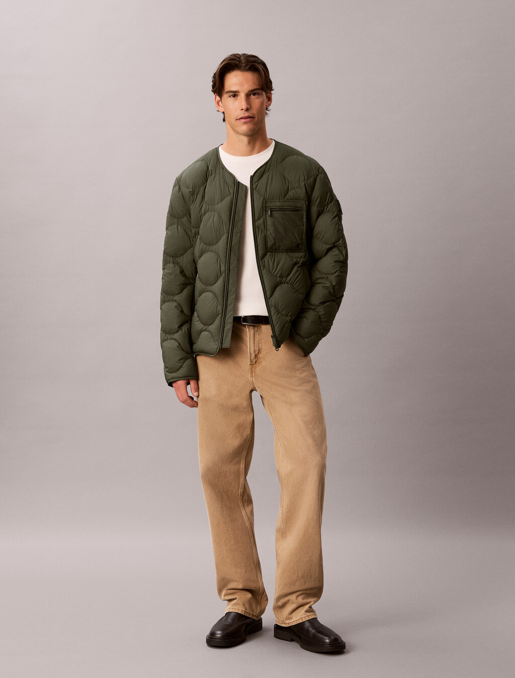 Buy 남성 페더웨이트 나일론 채널 푸퍼 자켓 in color Green