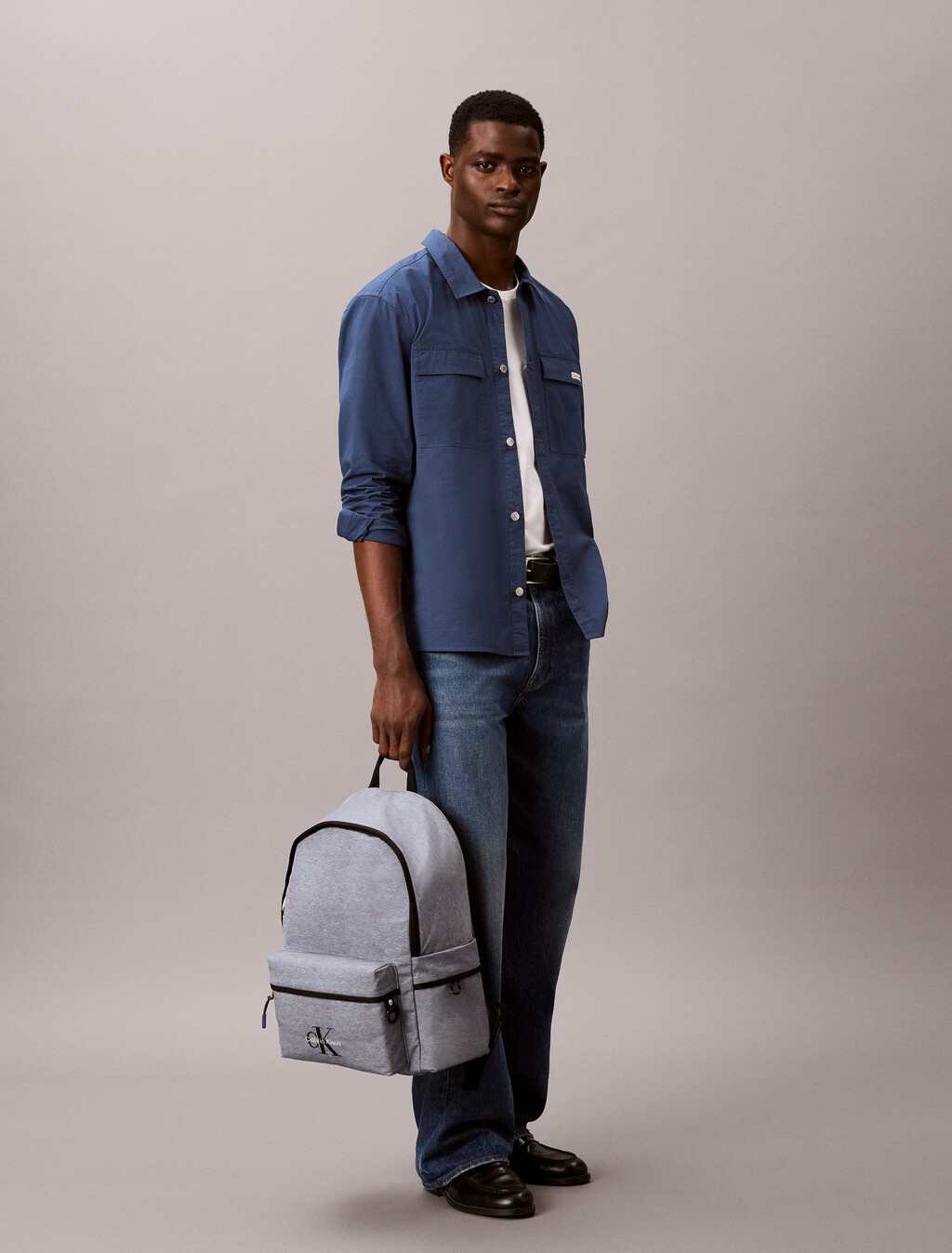 Buy 남녀공용 볼드 로고 나일론 헤더 라운드 백팩 in color Grey