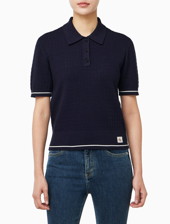 여성 우븐라벨 크롭드 케이블 스웨터