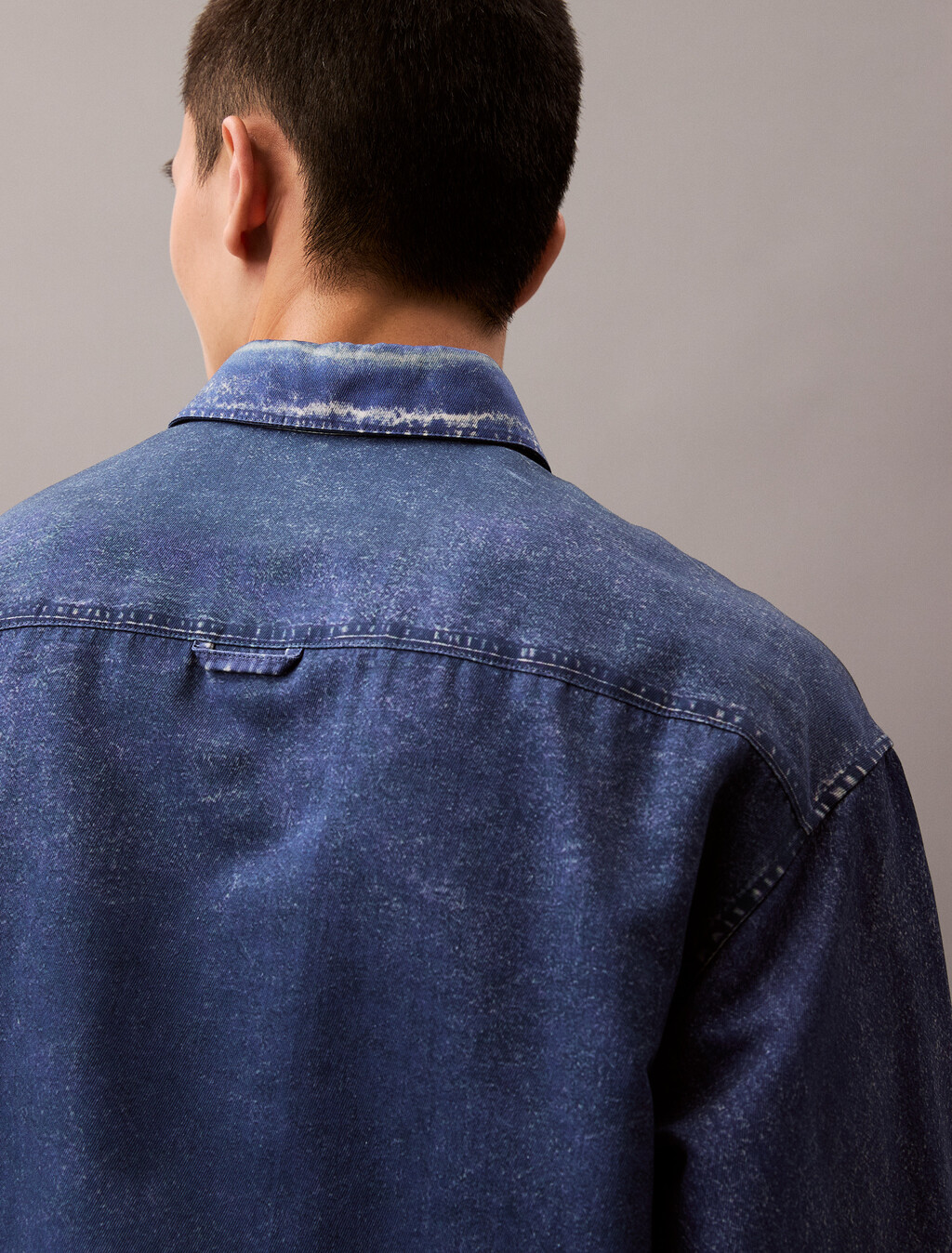 Buy 남성 롱슬리브 프린티드 데님 셔츠 in color STONEWASHED DENIM PRINT