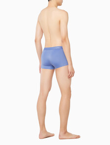 Buy 남성 CK 블랙 마이크로파이버 스트레치 트렁크 in color BLUE