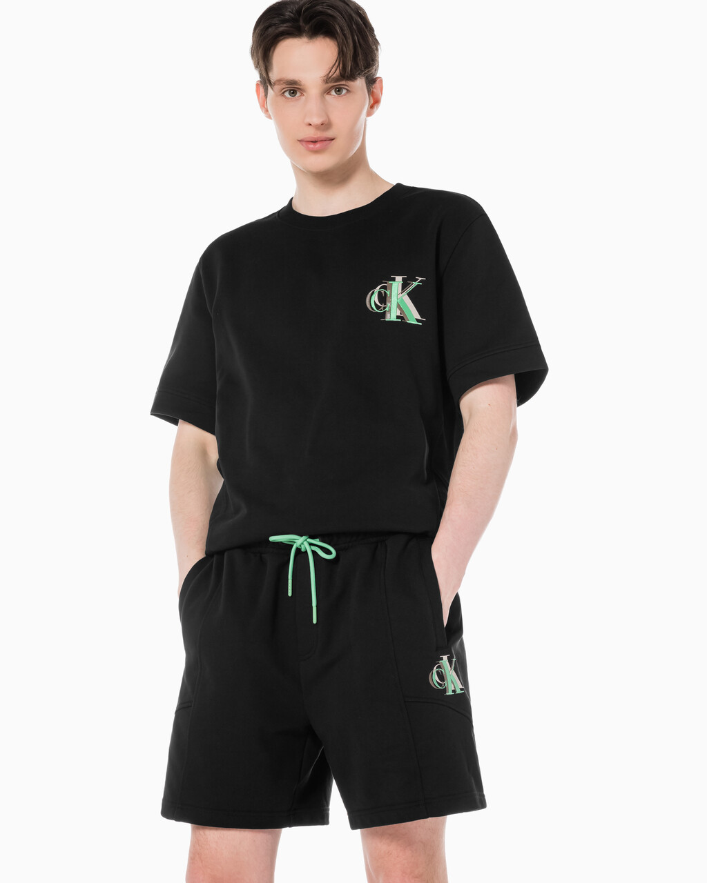 Buy 남성 레귤러핏 오프 플레이스드 모노그램 스웨트 반팔 티셔츠 in color CK BLACK