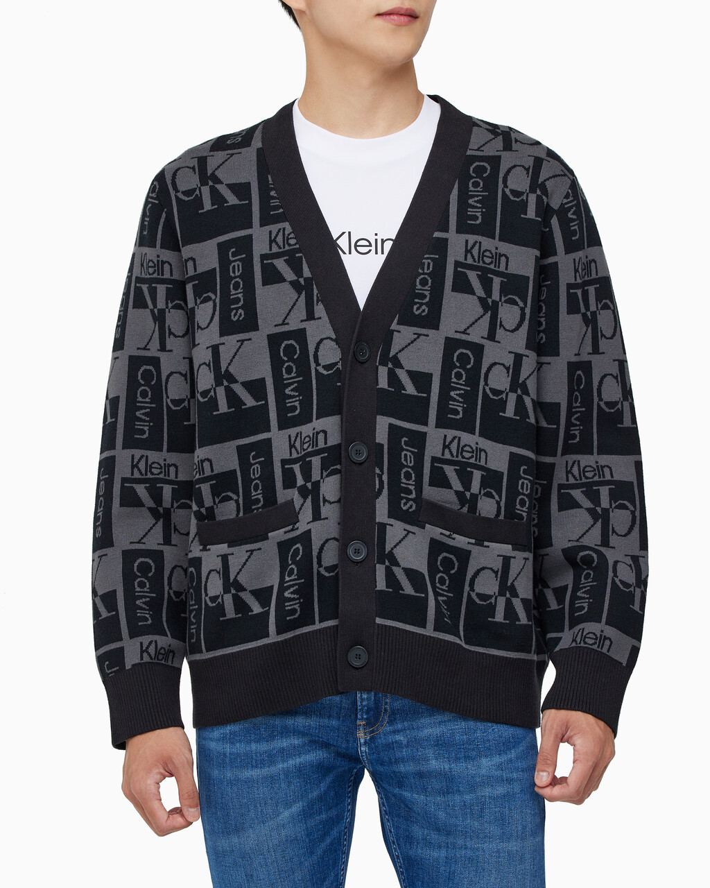 Buy 남성  릴렉스 핏 AOP 로고 스웨터 가디건 in color CK BLACK