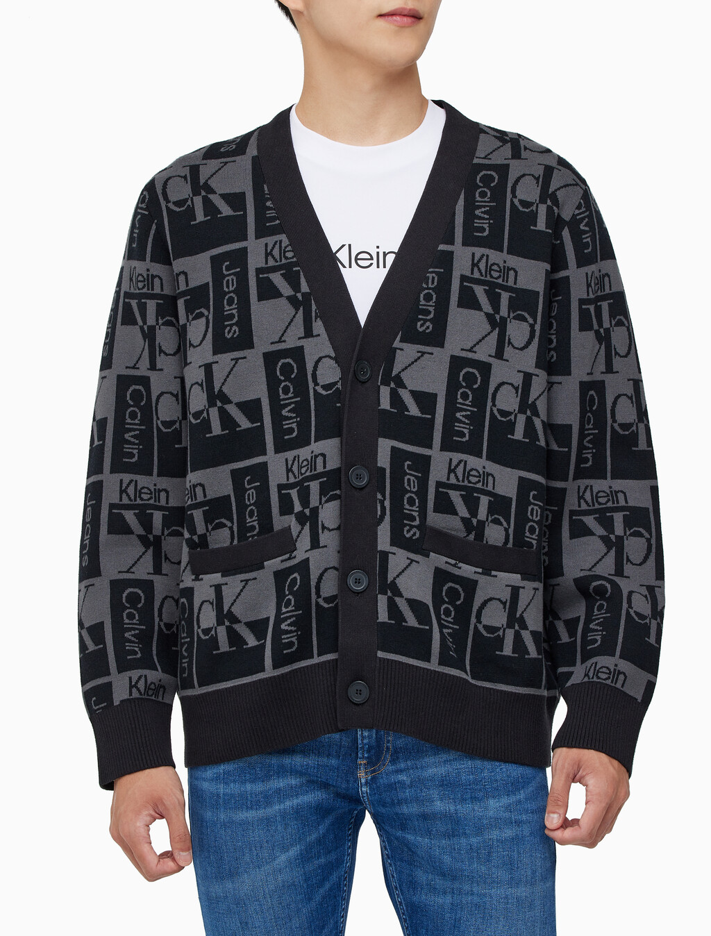 Buy 남성  릴렉스 핏 AOP 로고 스웨터 가디건 in color CK BLACK