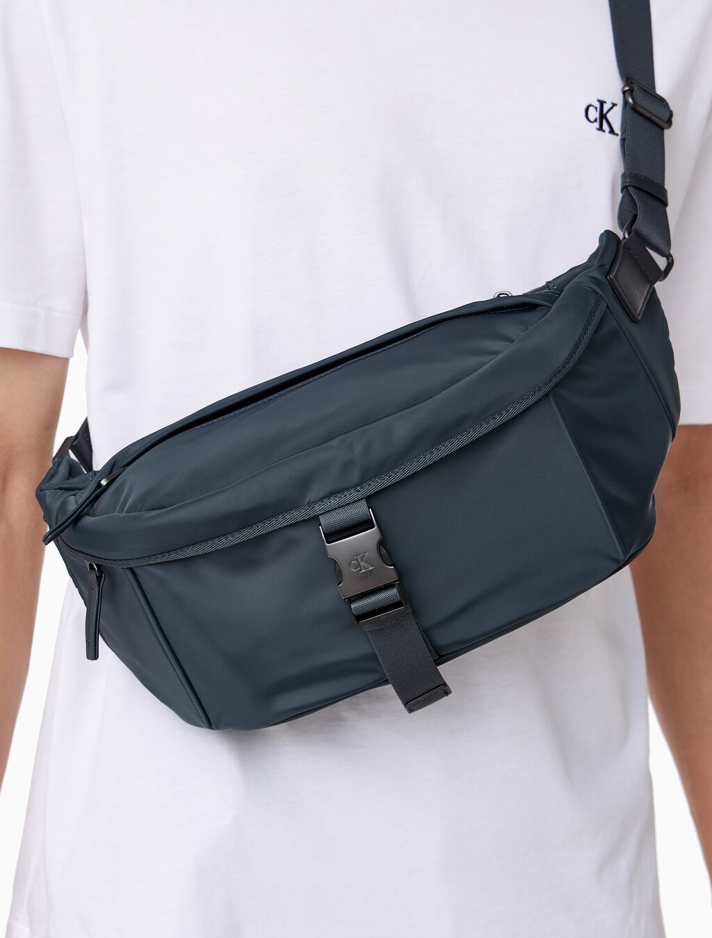 Buy 남성 CKJ 스피드 클립 유틸리티 플랩 웨이스트백 in color NAVY