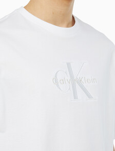 Buy 남성 릴렉스핏 히어로 모노그램 로고 반팔 티셔츠 in color BRILLIANT WHITE