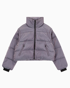 Buy 여성 투톤 글로시 디터쳐블 크롭 다운 in color AMARANTH 