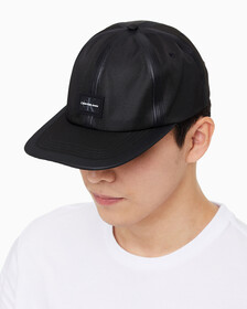 Buy 남성 CKJ 스포츠 에센셜 플랫 캡 in color BLACK