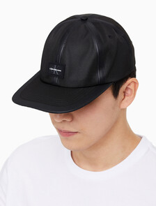 Buy 남성 CKJ 스포츠 에센셜 플랫 캡 in color BLACK