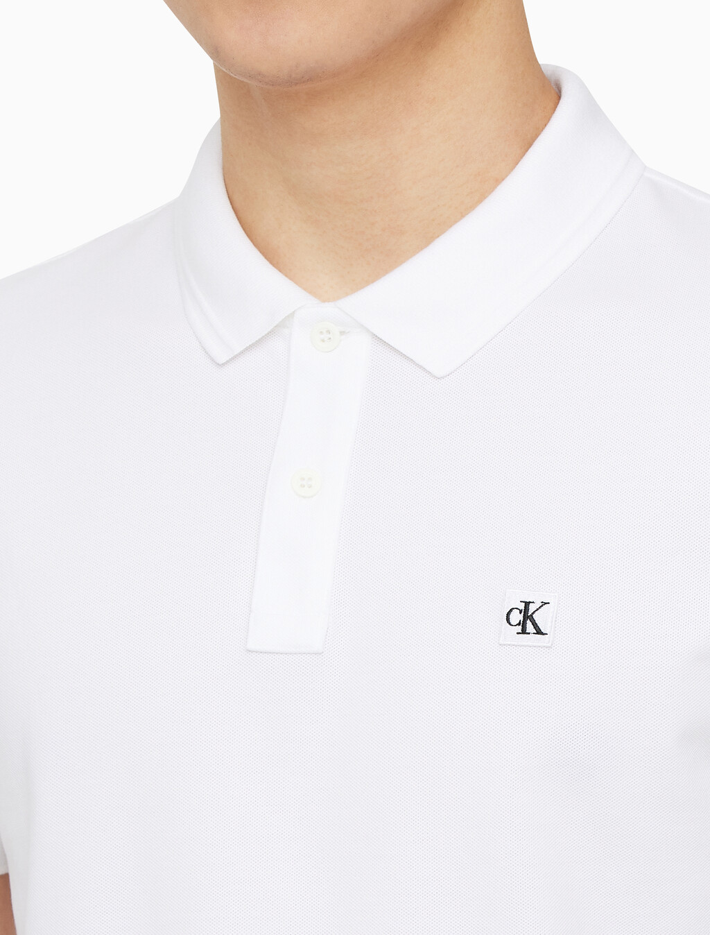 Buy 남성 슬림핏 CK 로고 뱃지  폴로 티셔츠 in color BRIGHT WHITE