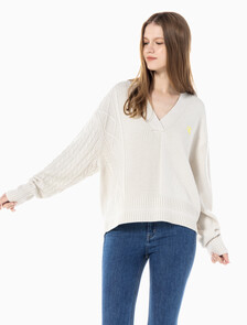 Buy 여성 케이블 인터레스트 브이넥 풀오버 울 스웨터 in color BLUR FLORAL_BLACK