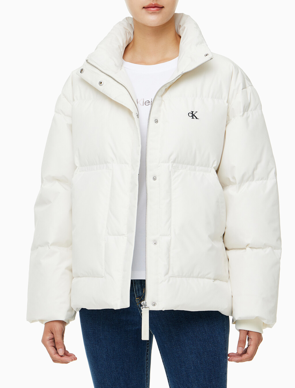 Buy 여성 숏랭스 스탠드 카라 푸퍼 다운 재킷 in color WHITE