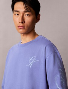 Buy 남성 릴렉스 시즌 그래픽 긴팔 티셔츠 in color BLEACHED DENIM
