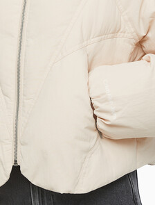 Buy 여성 패커블 울트라 라이트 다운 in color PINK BEIGE