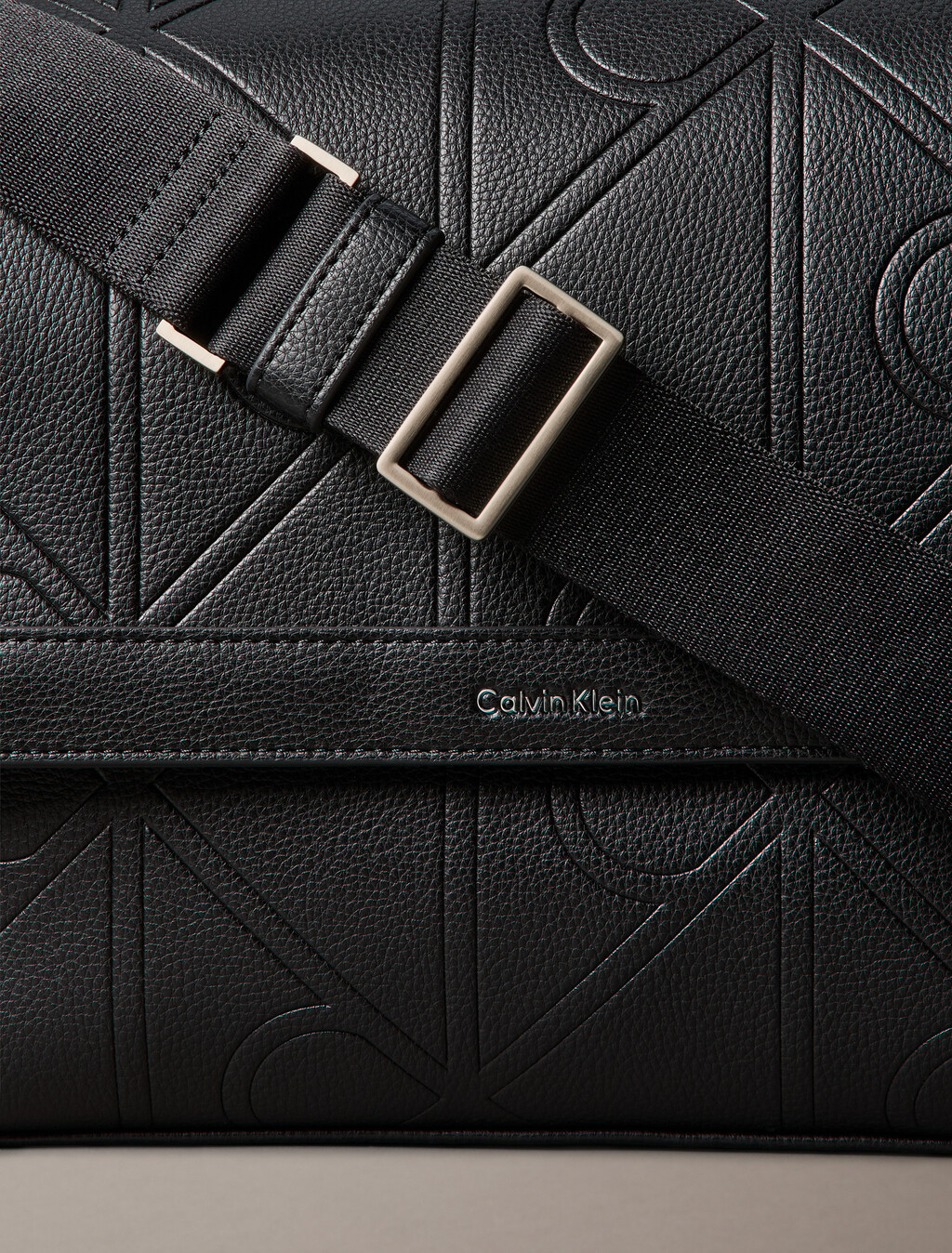 Buy 남성 라지 엠보스드 엠블럼 플랩 메신저 in color BLACK