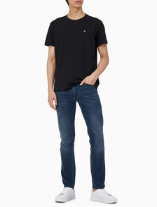 Buy 남성 레귤러핏 CK 로고 뱃지 반팔 티셔츠 in color CK BLACK
