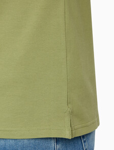 Buy 남성 슬림핏 CK 로고 뱃지  폴로 티셔츠 in color KHAKI